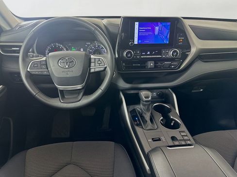 Certified 2025 Toyota Highlander LE FWD image 22