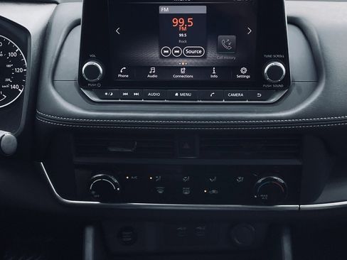 Used 2024 Nissan Rogue S image 16