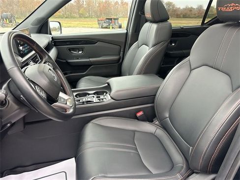 Used 2025 Honda Pilot TrailSport image 18