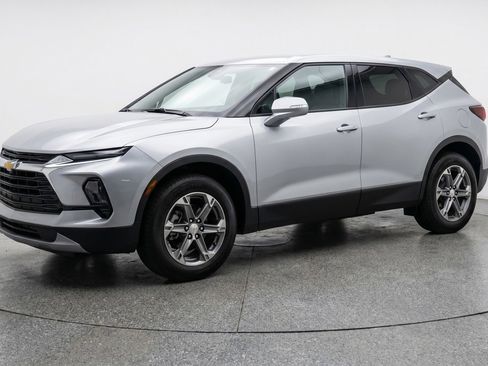 Used 2025 Chevrolet Blazer LT FWD image 3