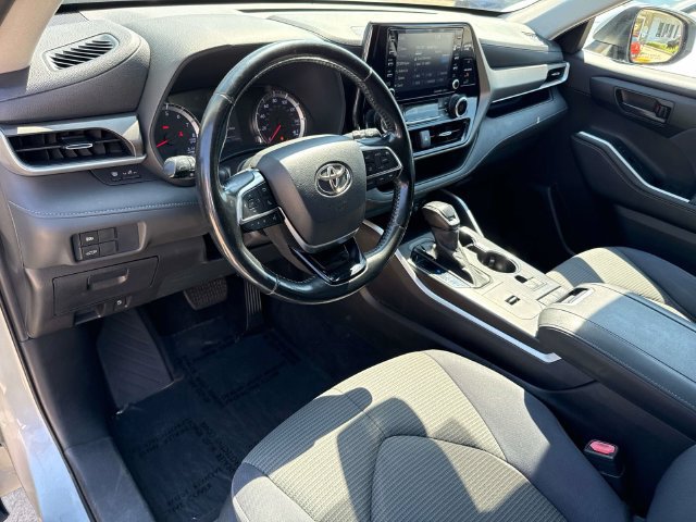 Used 2021 Toyota Highlander LE FWD image 23