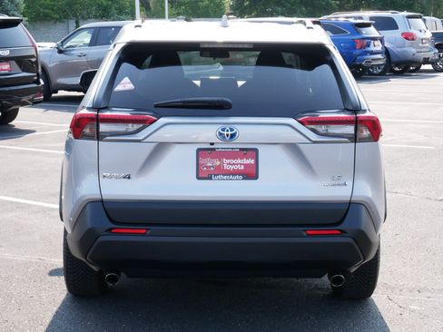 Used 2019 Toyota RAV4 LE w/ Carpet Mat Package AWD/4WD image 4