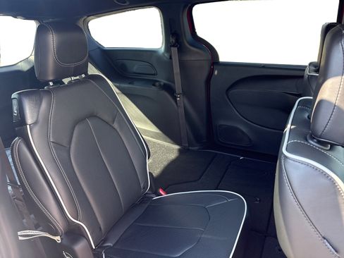 New 2026 Chrysler Pacifica Limited image 21