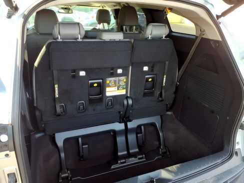 Used 2025 Toyota Sienna XLE FWD image 4
