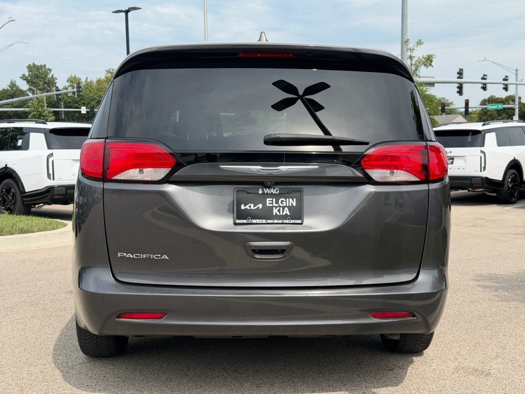 Used 2017 Chrysler Pacifica Touring FWD image 4