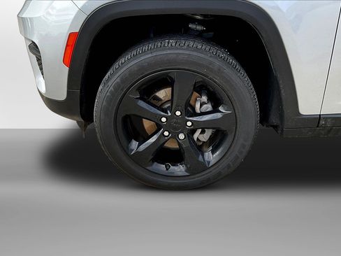 Used 2024 Jeep Grand Cherokee Altitude AWD/4WD image 3