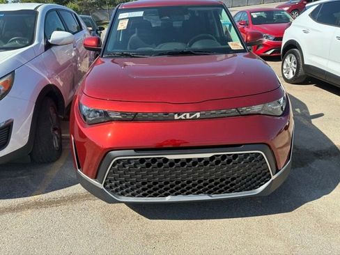 Used 2025 Kia Soul LX FWD image 3