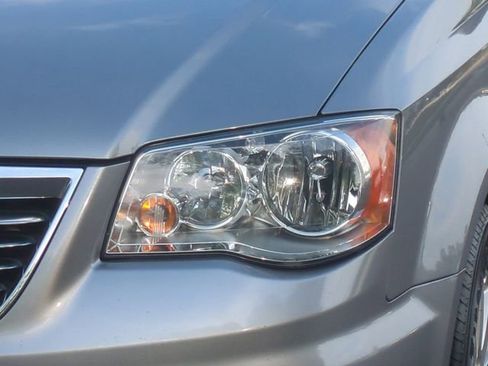 Used 2015 Chrysler Town & Country Touring w/ Driver Convenience Group FWD image 17