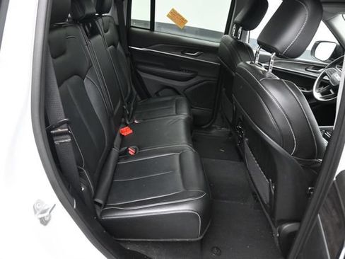 Used 2023 Jeep Grand Cherokee Limited w/ Black Appearance Package AWD/4WD image 6