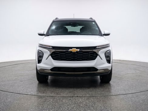 Used 2025 Chevrolet TrailBlazer LT FWD image 2