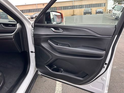 Used 2023 Jeep Grand Cherokee Altitude image 19