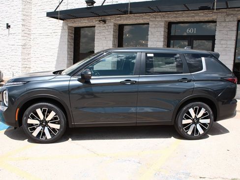 New 2025 Mitsubishi Outlander SE image 12