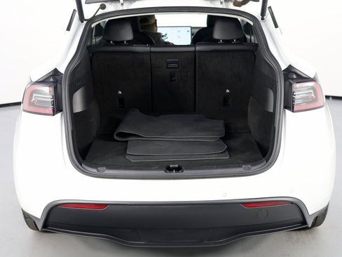 Used 2021 Tesla Model Y Long Range image 10