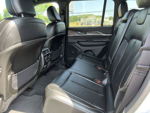 Used 2025 Jeep Grand Cherokee Limited AWD/4WD image 4