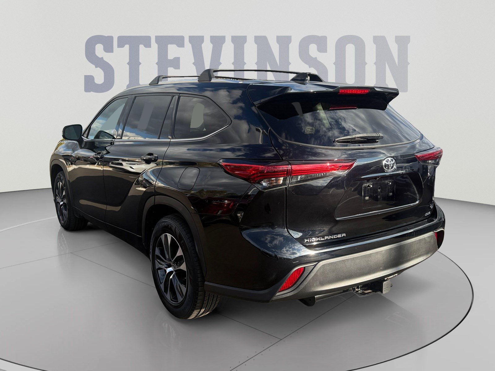 Used 2021 Toyota Highlander XLE FWD image 3
