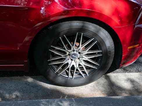 Used 2013 Ford Mustang Coupe RWD image 12
