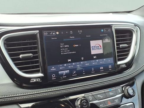 Used 2025 Chrysler Pacifica Limited FWD image 8