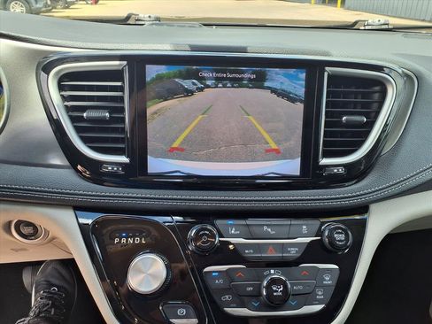 Used 2023 Chrysler Pacifica Touring-L FWD image 34