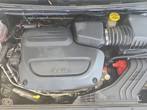 Used 2022 Chrysler Pacifica Touring-L w/ Uconnect Theater Family Group image 21