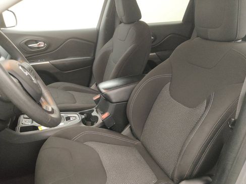 Used 2020 Jeep Cherokee Latitude FWD image 17