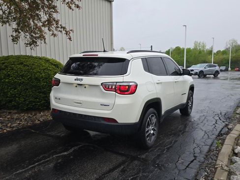 Used 2018 Jeep Compass Latitude w/ Popular Equipment Group AWD/4WD image 9