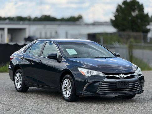 Used 2017 Toyota Camry LE FWD image 1