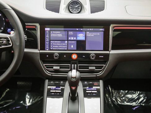 Certified 2025 Porsche Macan AWD/4WD image 17