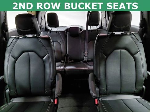Used 2025 Chrysler Pacifica Select image 4