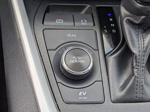 Used 2025 Toyota RAV4 XLE AWD/4WD image 15