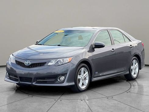 Used 2014 Toyota Camry SE w/ Moonroof Package FWD image 2