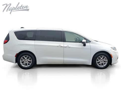 Used 2023 Chrysler Pacifica Touring-L FWD image 7