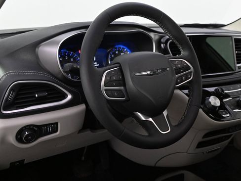 Used 2022 Chrysler Pacifica Touring-L image 10