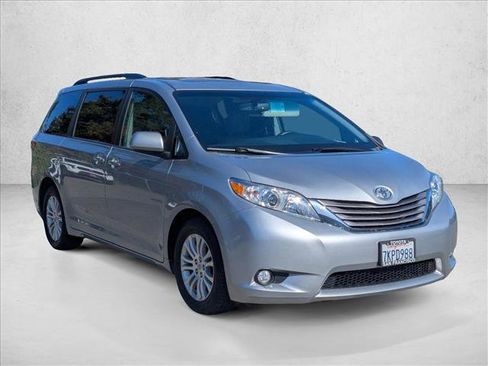 Used 2015 Toyota Sienna XLE Premium image 3