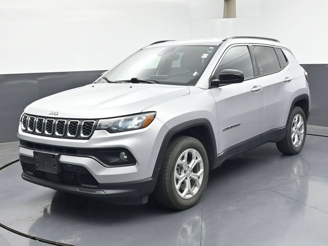 Used 2024 Jeep Compass Latitude AWD/4WD image 1