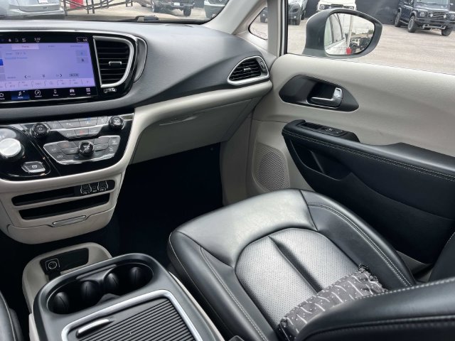 Used 2023 Chrysler Pacifica Touring-L FWD image 14