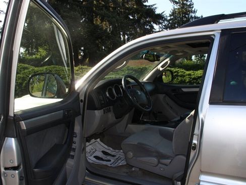 Used 2005 Toyota 4Runner SR5 AWD/4WD image 5