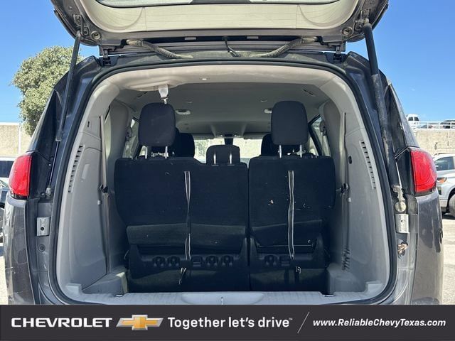 Used 2022 Chrysler Voyager LX FWD image 27