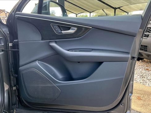 Used 2024 Audi Q7 Premium w/ Convenience Package image 23