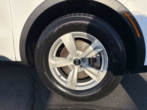 Used 2023 Kia Sorento LX image 9