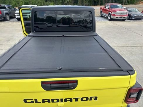 Used 2023 Jeep Gladiator Sport AWD/4WD image 13