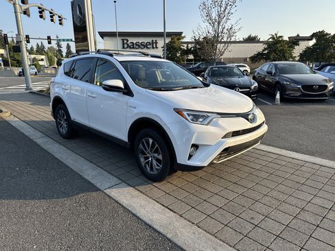 Used 2018 Toyota RAV4 XLE AWD/4WD image 3