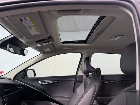 Used 2024 Kia Niro EX Touring image 22