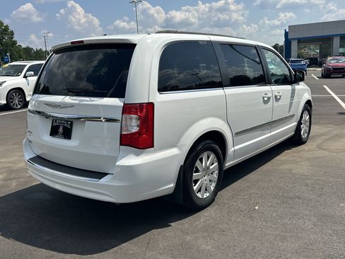 Used 2015 Chrysler Town & Country Touring FWD image 7