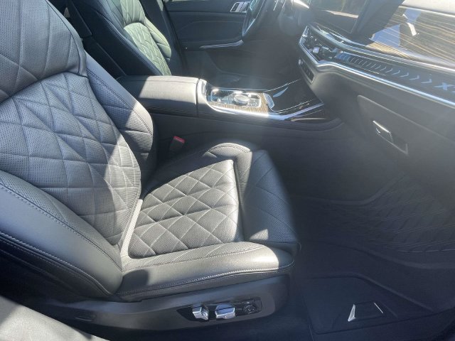 Used 2023 BMW X7 xDrive40i w/ M Sport Package AWD/4WD image 15