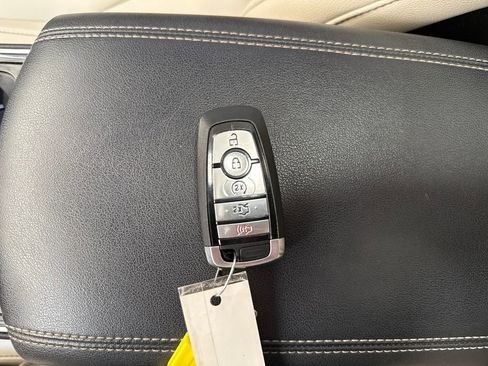 Used 2019 Ford Edge Titanium image 35