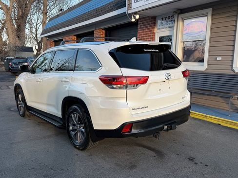 Used 2019 Toyota Highlander XLE image 3