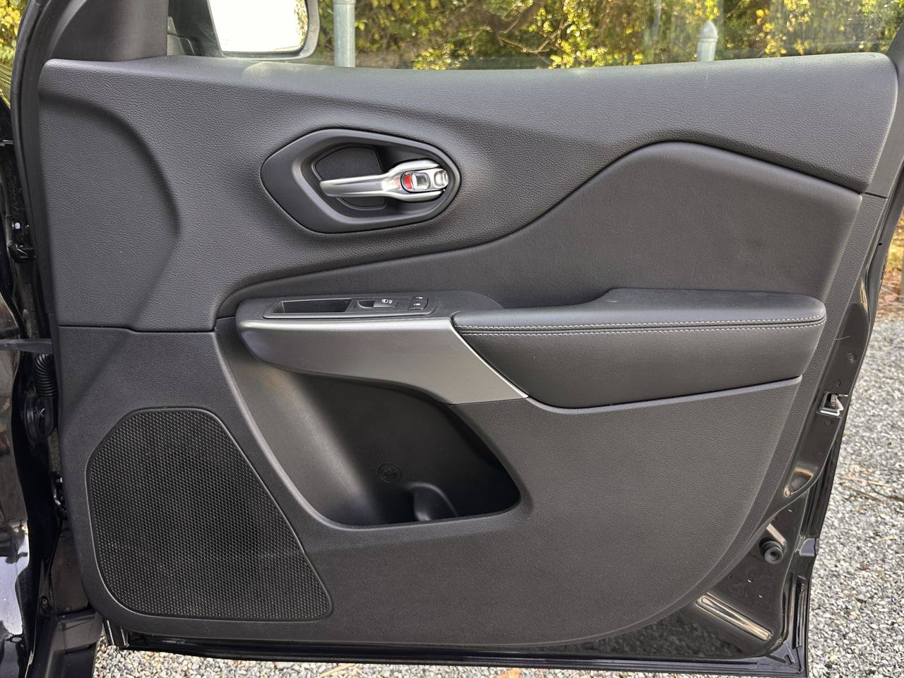 Used 2019 Jeep Cherokee Latitude Plus w/ Comfort/Convenience Group FWD image 34
