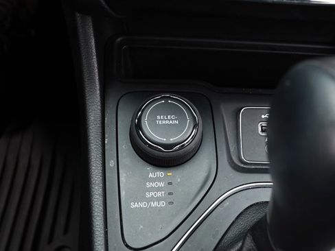 Used 2022 Jeep Cherokee Latitude Lux w/ Mopar Interior Package AWD/4WD image 19