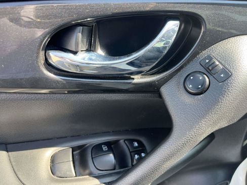 Used 2019 Nissan Rogue SV FWD image 13