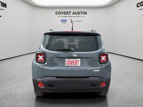 Used 2017 Jeep Renegade Latitude image 4